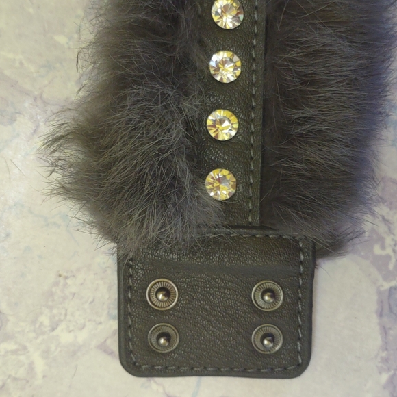Vintage grey rabbit fur and leather bracelet - Picture 3 of 5